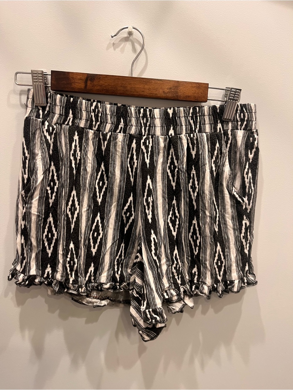 KIDS Black & White Patterned Elastic-Waist Shorts